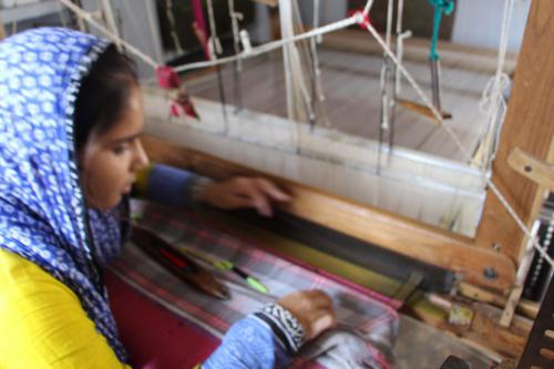 Expert Handloom Weaver Motamal Handlooms