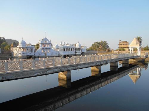 beauty of chanderi motamal handlooms
